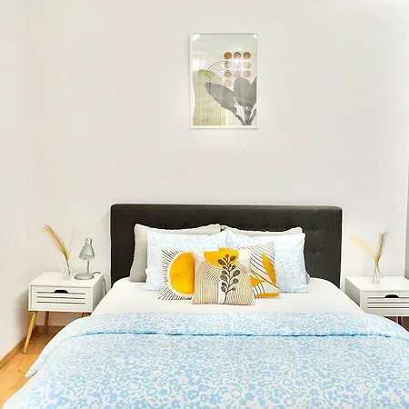 Apartment Rhapsody - 4 - Steps From Major Attractions