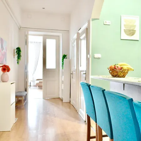 Apartment Rhapsody - 4 - Steps From Major Attractions