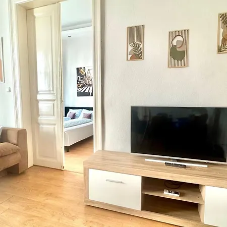 Apartment Rhapsody - 4 - Steps From Major Attractions *