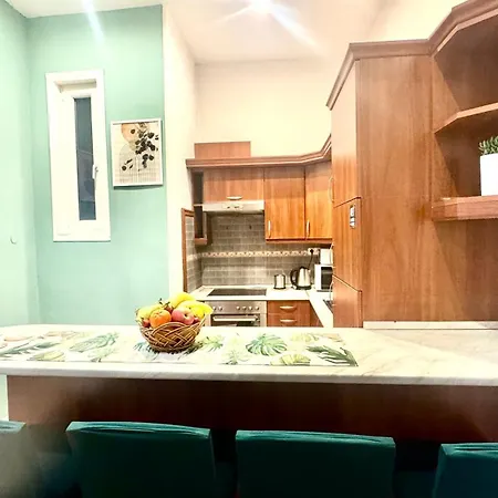 Rhapsody - 4 - Steps From Major Attractions Apartment