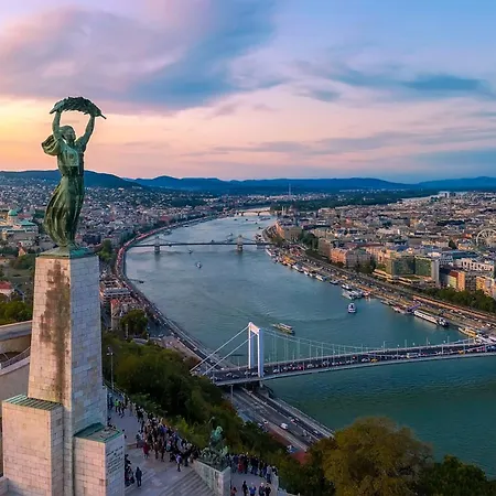 Rhapsody - 4 - Steps From Major Attractions Budapest