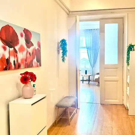 Rhapsody - 4 - Steps From Major Attractions Apartment *