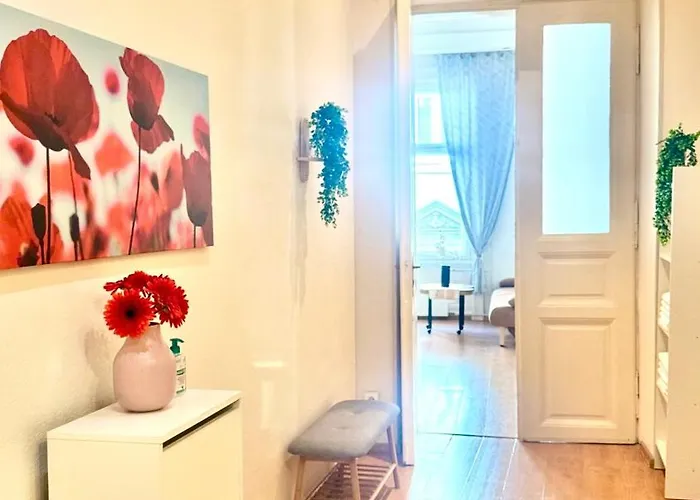 Rhapsody - 4 - Steps From Major Attractions Appartamento *