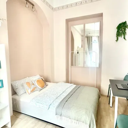 Rhapsody - 4 - Steps From Major Attractions Apartment *